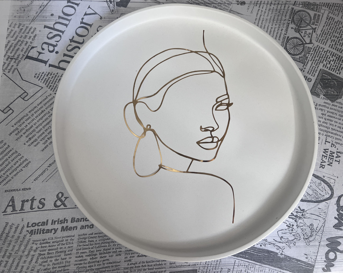 plateaux ronds avec dessin minimaliste