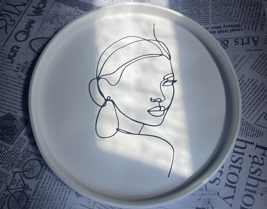 plateaux ronds avec dessin minimaliste
